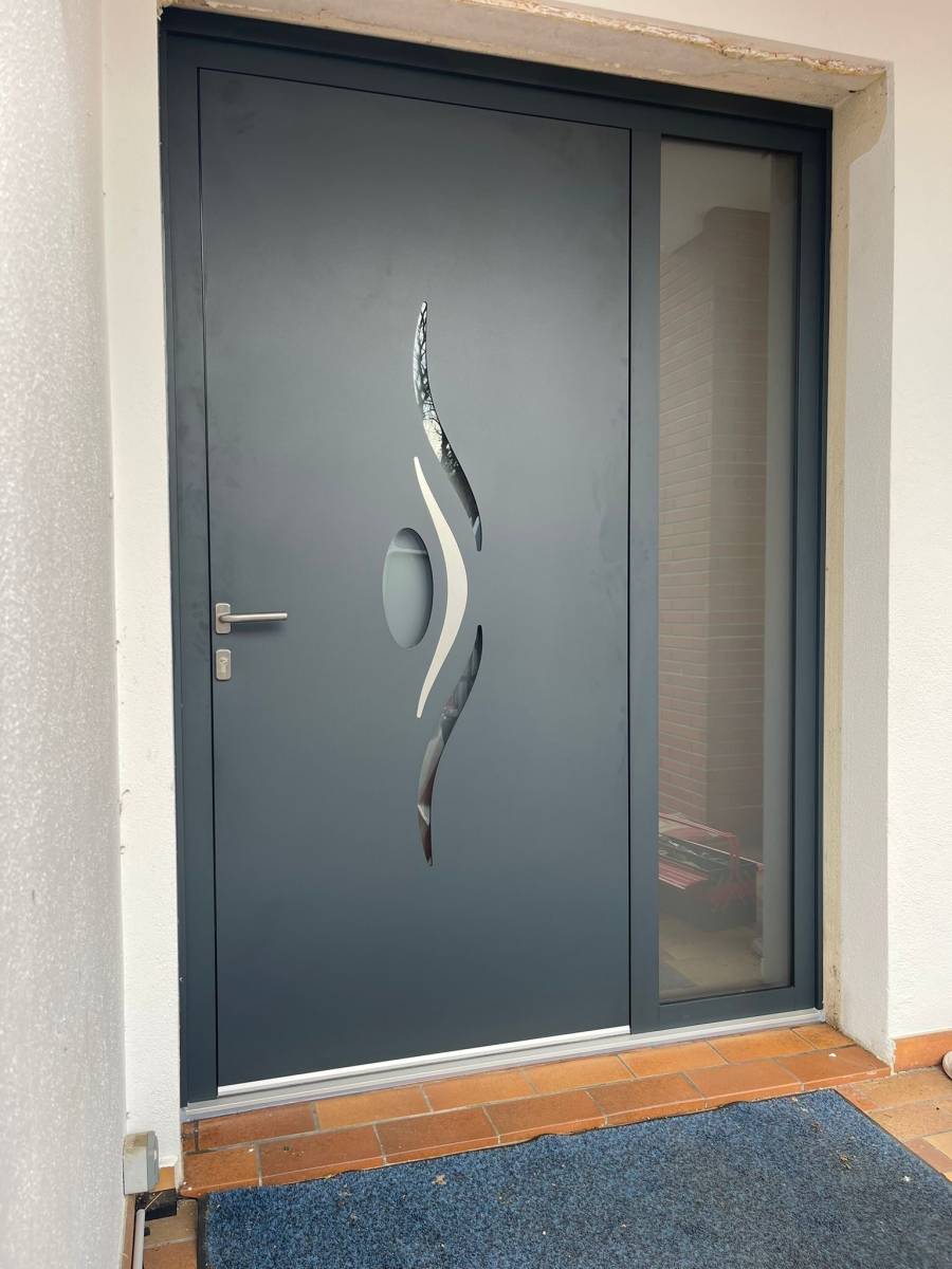Installation de portes d'entrée contemporaines avec grande hauteur et devis gratuit pour projets personnalisés Toulouse (31), Haute-Garonne