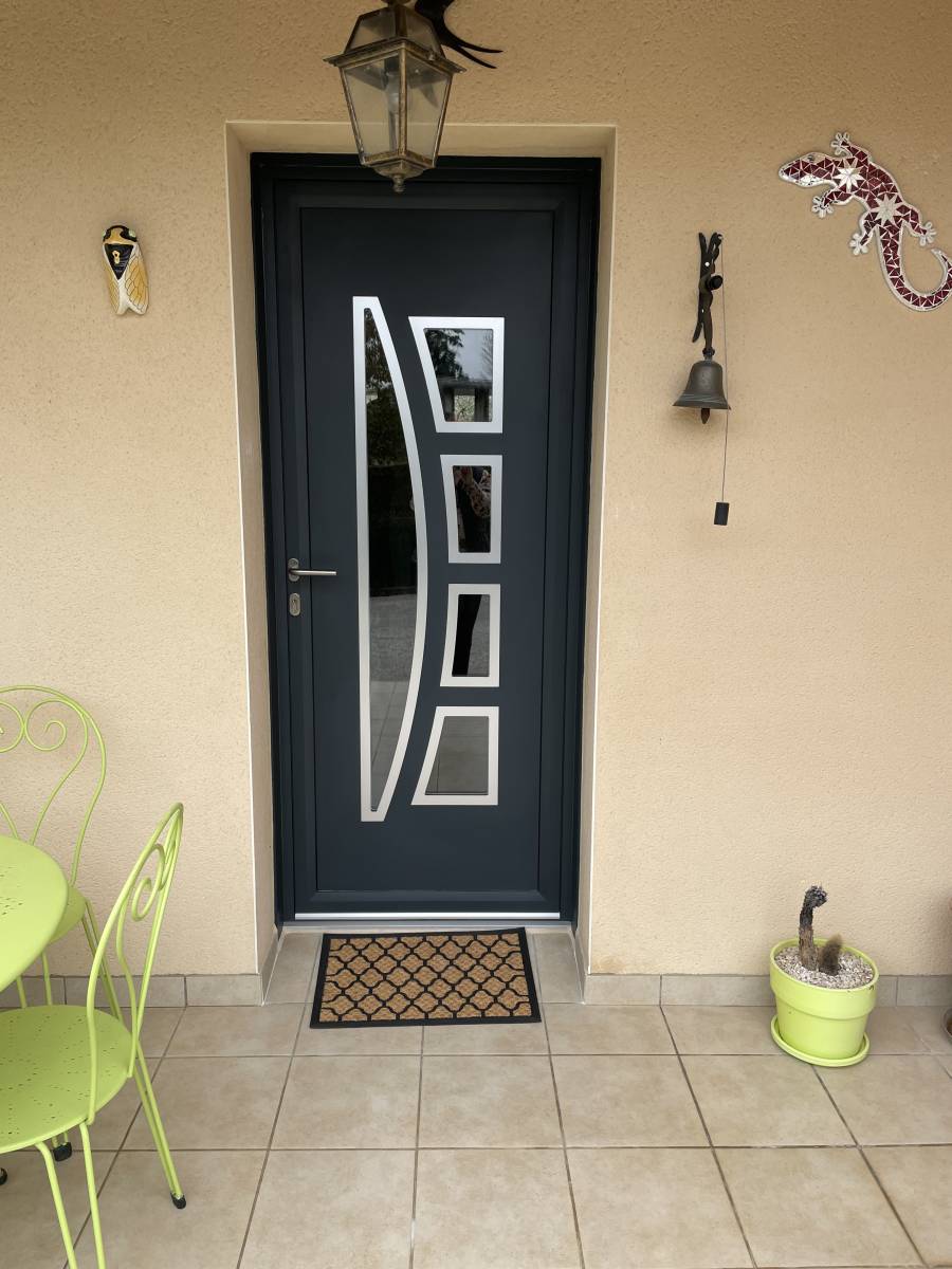 Installation de portes de garage sectionnelles avec motorisation et décor inox à prix abordable pour locaux professionnels Ramonville-Saint-Agne (31520), Haute-Garonne