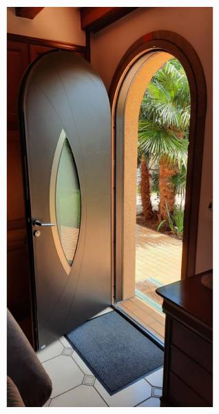Installation d'une porte d'entrée cintrée sur mesure en mixte bois/alu à Gourdon