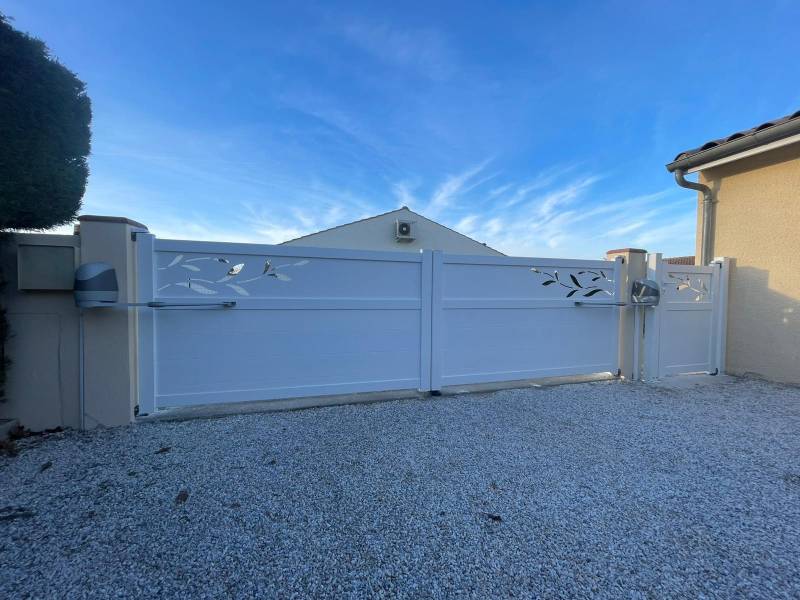 Vente et installation de portail alu avec motorisation qui résiste au vent à Ayguesvives 