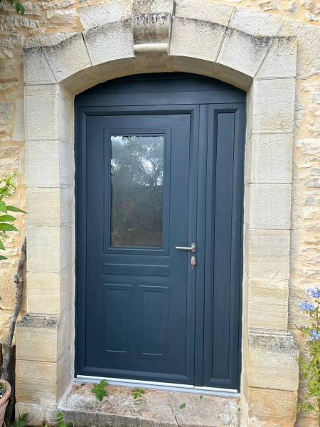 Menuisier professionnel pour changement de porte d'entrée sur mesure cintrée en aluminium à Domme (24) en Dordogne 