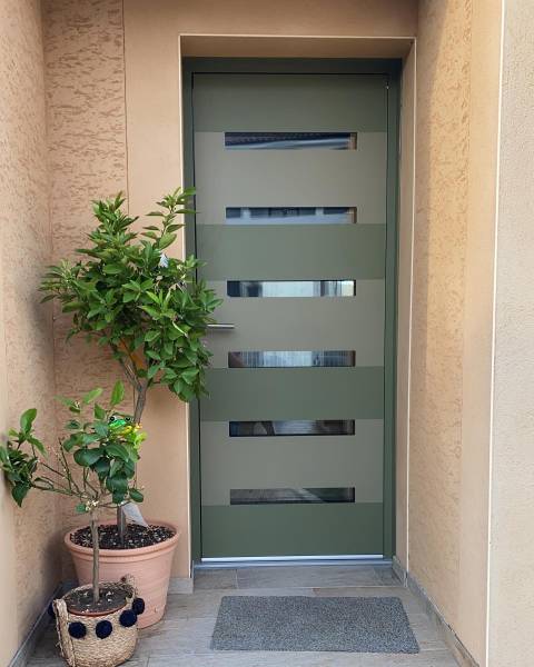 Vente et pose de porte d'entrée aluminium sur mesure avec design original à Villefranche de Lauragais (31)