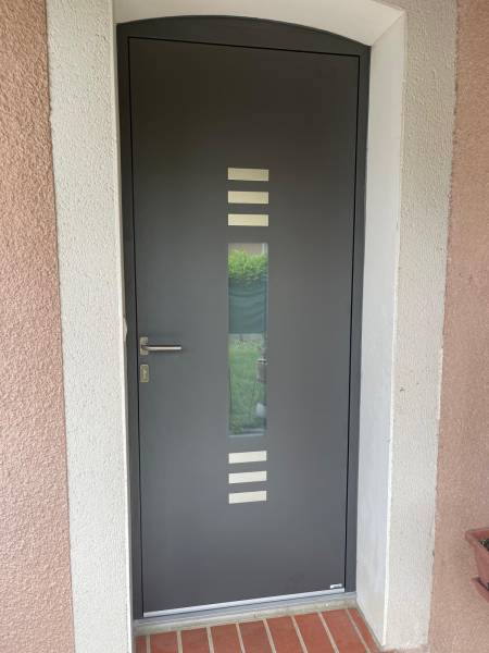 Menuisier RGE pour changement de porte d'entrée aluminium sur mesure à Ayguesvives (31) en Haute-Garonne
