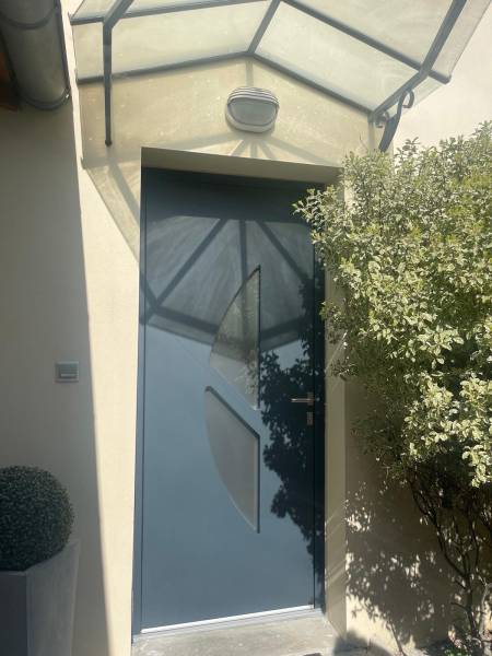 Menuisier pour installation de porte d'entrée aluminium monobloc à Gourdon (46) 