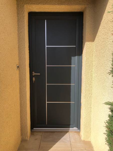 Vente et installation de porte d'entrée aluminium sur mesure à Carsac Aillac (24) en Dordogne 