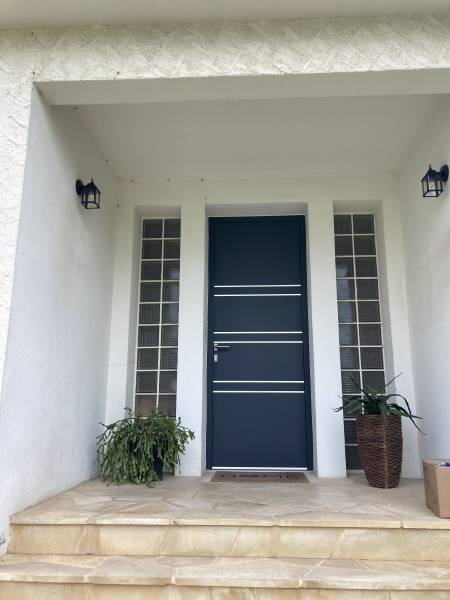 Installation de porte d'entrée aluminium à Escalquens (31) par menuisier expert RGE 