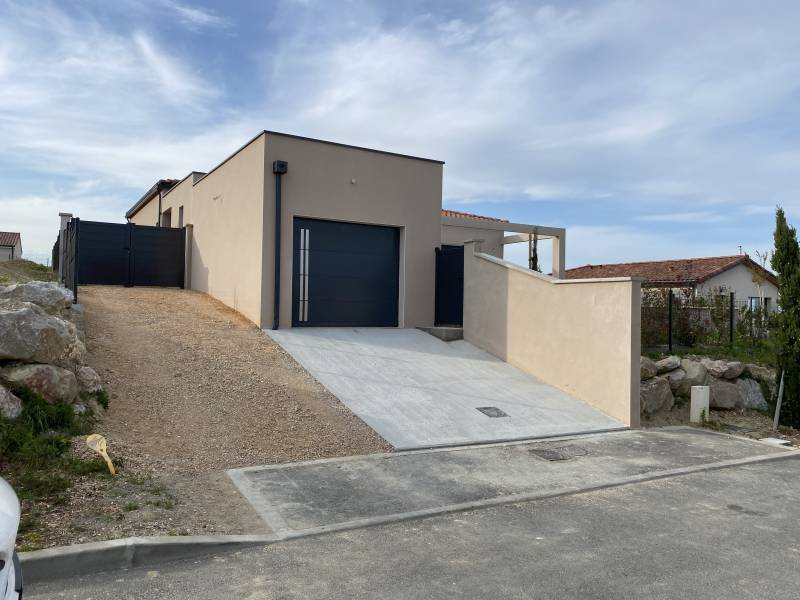 Fabrication de portes de garage sectionnelles sur mesure et modernes à Montgiscard (31) en Haute-Garonne