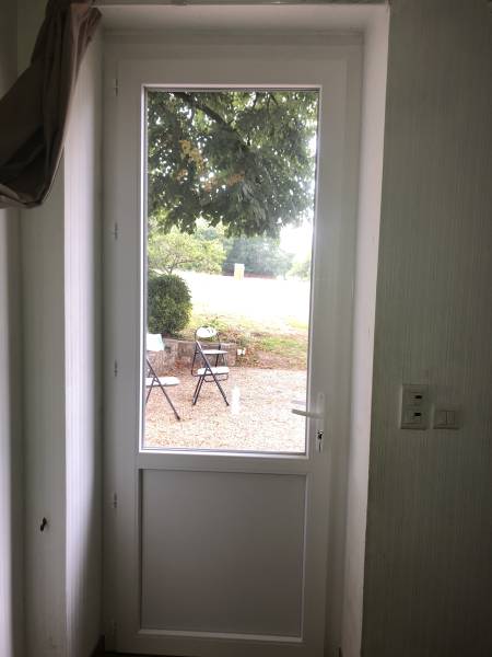 Changement de porte d'entrée blanche en PVC vitrée à Payrignac (46) 