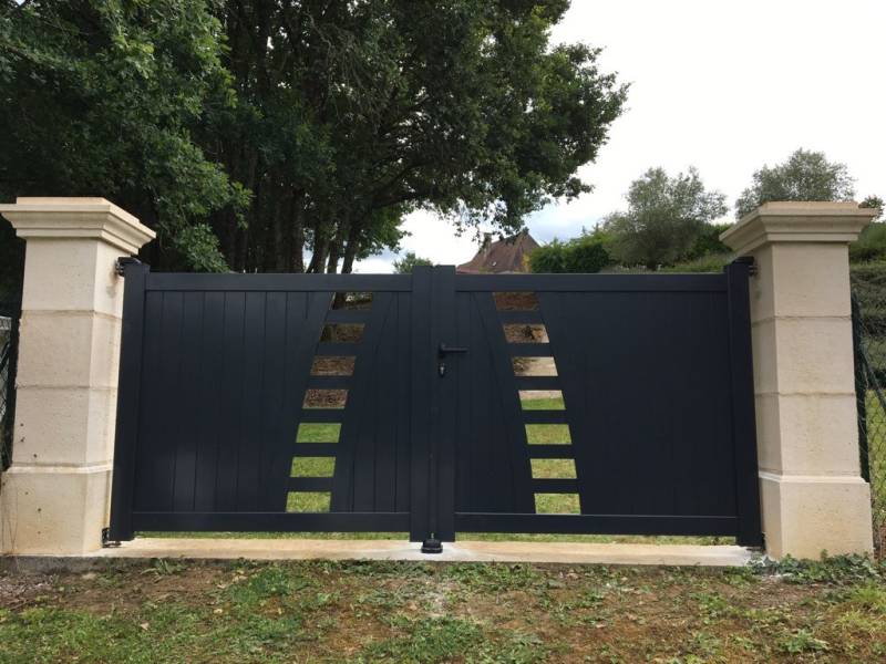 Expert local pour la vente et la pose de portail battant en aluminium gris anthracite à Sarlat la Canéda (24) en Dordogne 