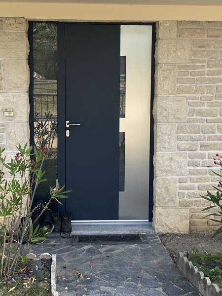 Installation d'une porte d'entrée aluminium monobloc moderne à Sarlat-la-Canéda