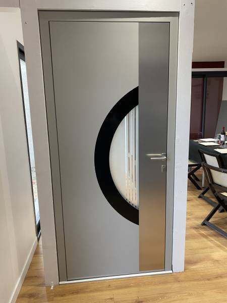 Pose de porte d'entrée monobloc moderne avec insert inox à Labège (31)