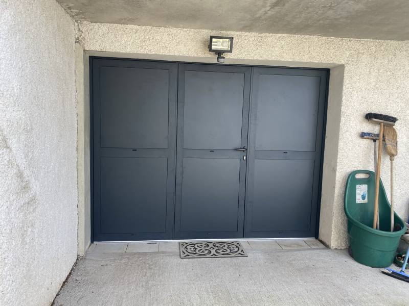 Vente et installation de porte de garage battante aluminium 3 vantaux sur mesure à Escalquens (31) en Haute-Garonne
