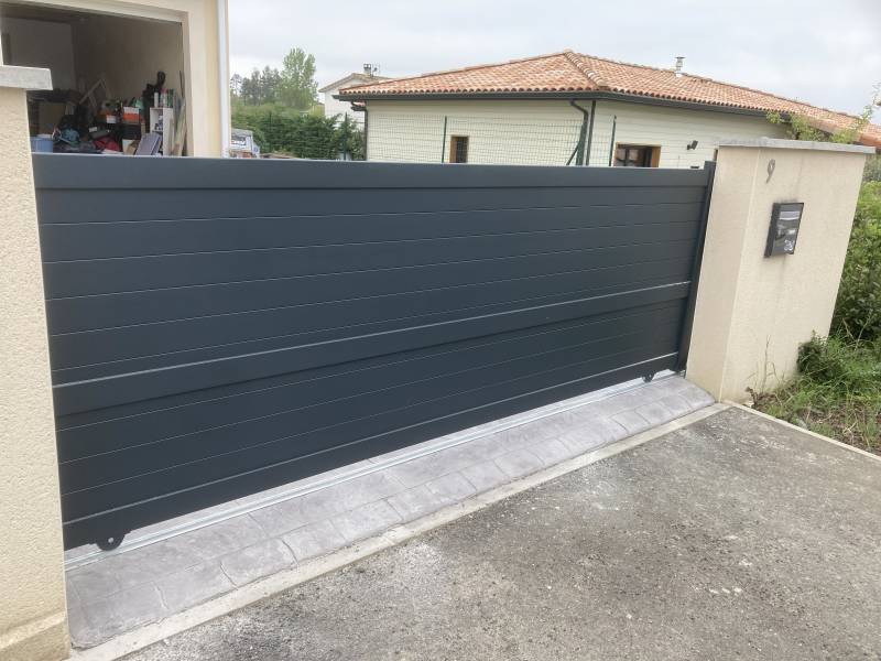 Vente et installation de portail coulissant en aluminium motorisé à Domme (24) en Dordogne 