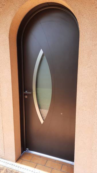 Menuisier pour la vente et l'installation de porte d'entrée cintrée sur mesure avec mixte bois alu à Nailloux (31) en Haute-Garonne