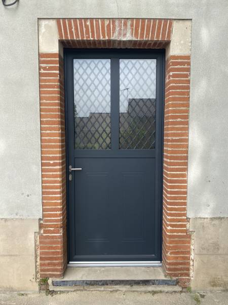 Vente et pose de portes d'entrée aluminium gris anthracite monobloc à Montgiscard en Haute-Garonne (31)