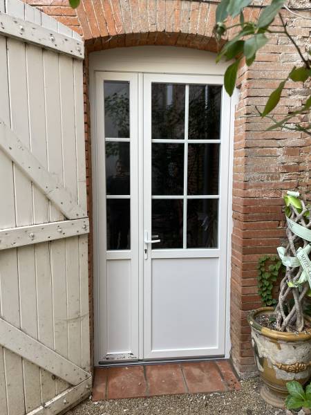 Vente et pose de porte d'entrée PVC vitrée avec soubassement à Sarlat en Dordogne