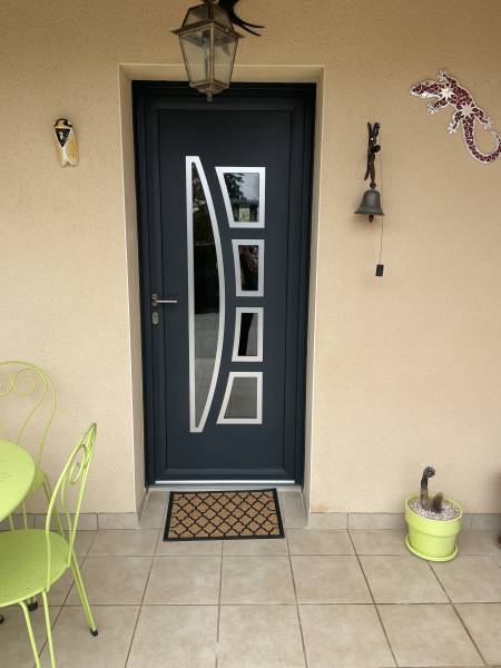 Installation de porte d'entrée aluminium bicolore à Gourdon (46) dans le Lot