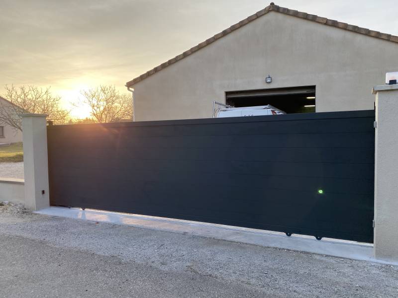 Vente et pose de portail aluminium coulissant de 5m de long à Sarlat-la-Canéda (24) en Dordogne