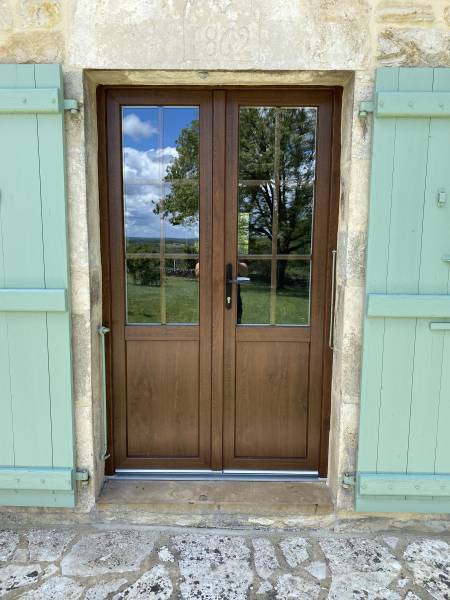 Vente et pose de porte d'entrée PVC imitation bois à Sarlat en Dordogne (24)