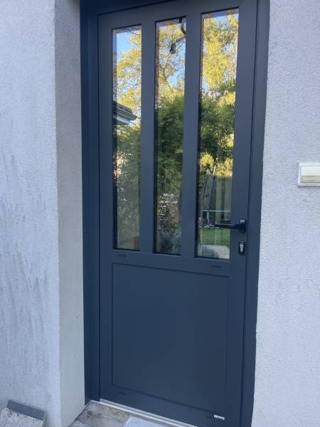 Vente et pose de porte d'entrée vitrée en aluminium à Souillac (46) dans le Lot 