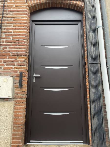 Vente et installation de porte d'entrée acier sur mesure à Baziège (31) en Haute-Garonne 