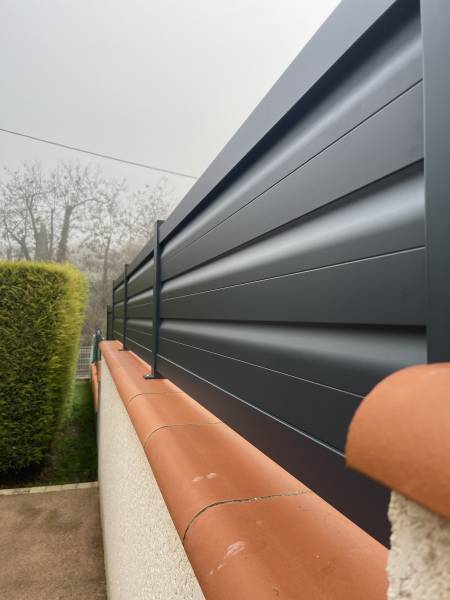Installation de clôture sur mesure en aluminium thermolaquée à Ayguesvives