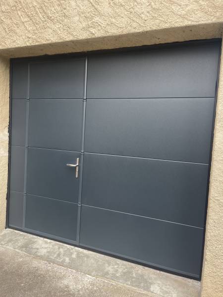 Entreprise locale pour l'installation de porte de garage sectionnelle avec portillon intégré à Carlux (24) en Dordogne (24)