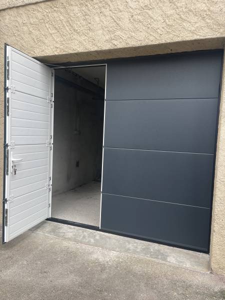 Installation d'une porte de garage sectionnelle en aluminium gris anthracite avec portillon à Baziège (31) en Haute-Garonne 