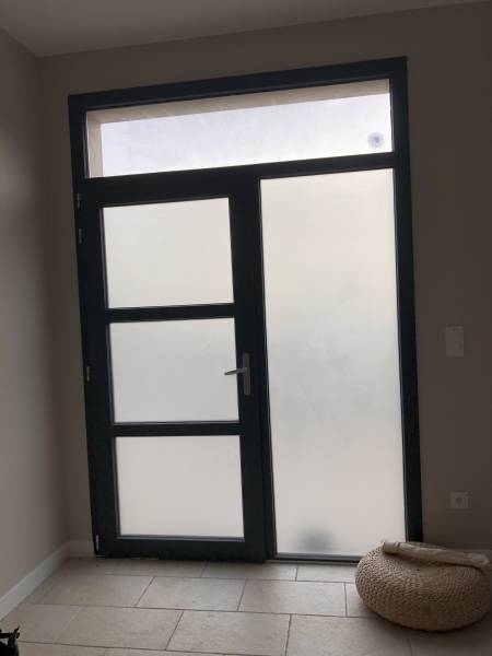 Menuisier RGE pour la vente et l'installation de porte d'entrée PVC vitrée à Gramat dans le Lot (46)