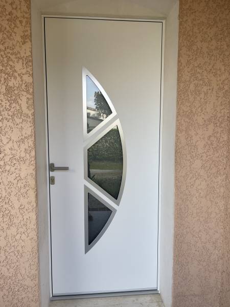 Installation d'une porte d'entrée en aluminium blanche et moderne avec inserts alunox à Pompertuzat (31) en Haute-Garonne