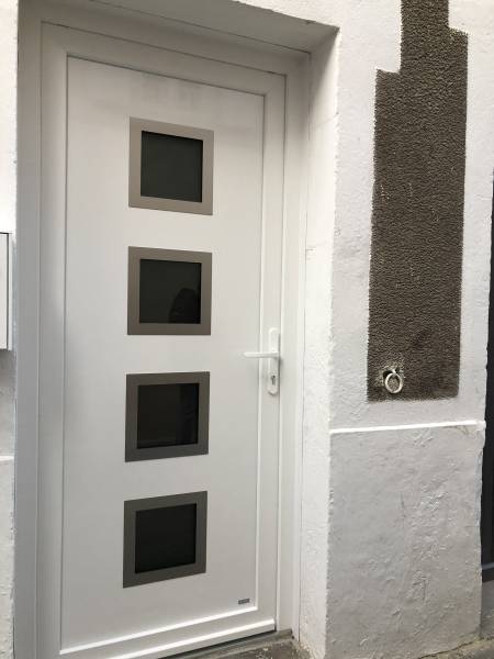 Installation de porte d'entrée en PVC isolante et sécurisée à Toulouse (31) 