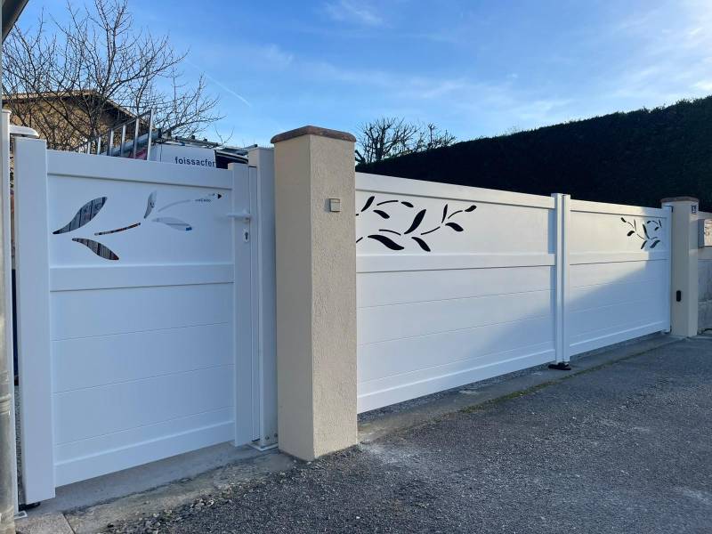 Menuisier RGE pour la vente et l'installation de portail battant aluminium sur mesure à Villenouvelle en Haute-Garonne (31)