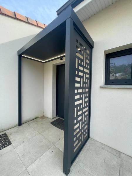 Vente et installation d'auvent design pour porte d'entrée à Gourdon (46)