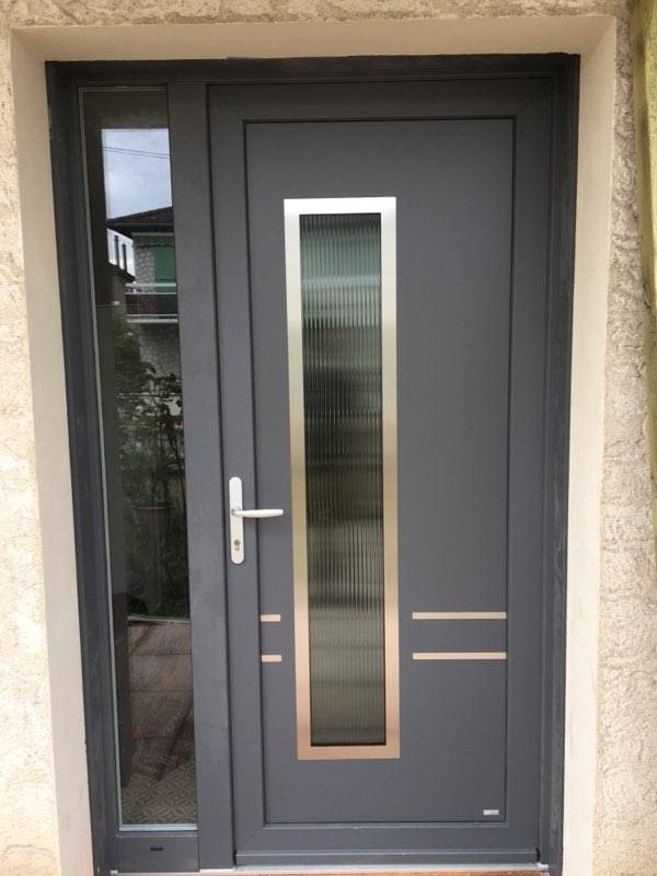 Vente et installation de porte d'entrée aluminium sur mesure semi vitrée avec fixe latéral à Labège