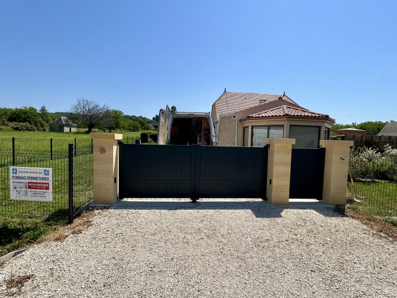Installation d'un portail battant aluminium gris anthracite sur mesure à Saint Julien de Lampon en Dordogne (24)