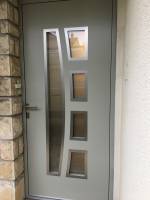 Notre zone d'activité pour ce service Rénovation de portes de garage battantes avec portillons intégrés et finition bois pour propriétés résidentielles